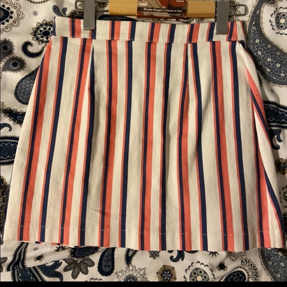 Skirt with buttons - Picture 2 of 2